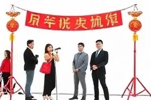 《末班地铁的第七节》车厢连接处的扶手与站名灯箱