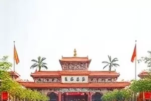 《旧钥匙与铁门》锈迹斑斑的院门与插在锁孔的钥匙