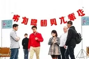 《潮汐观测站》涨潮段落，堤岸边的观测仪与翻涌水面