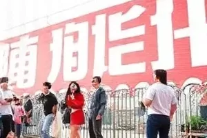 《回声测量》空旷厂房中悬吊的测距仪