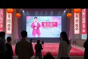 《两平米厨房》灶台上的搪瓷锅与手写菜谱